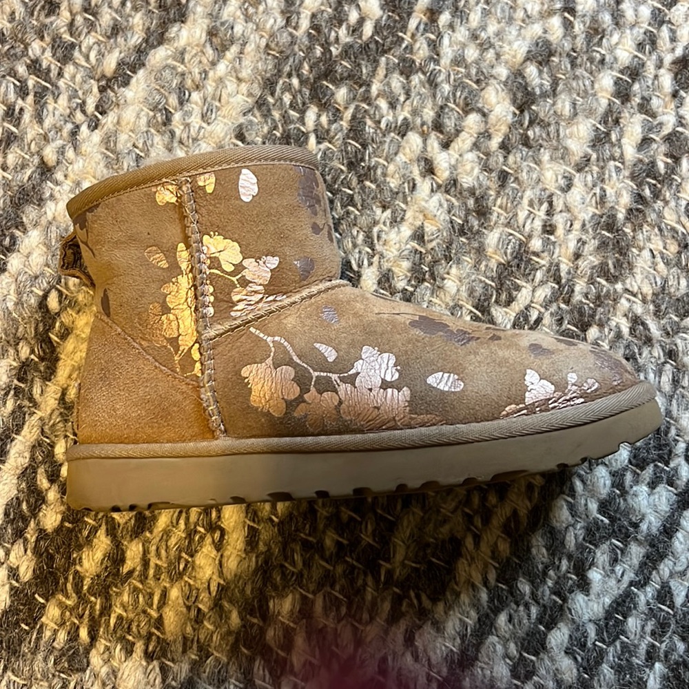 Girls Uggs Big kids size 5 - lightly worn, very good condition